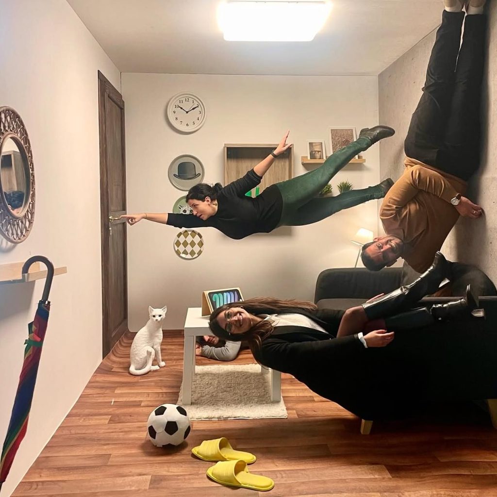 Selfies-and-3D-illusions-interior