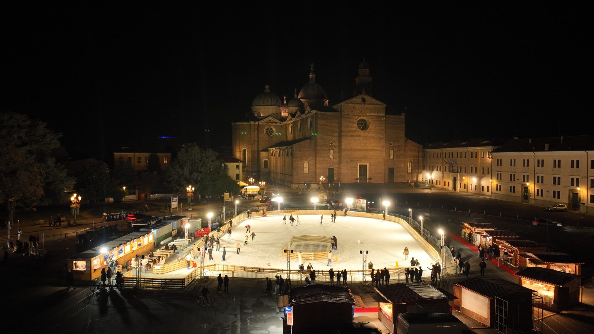 natale-2025-in-padova-ice rink-in-prato-della-valle