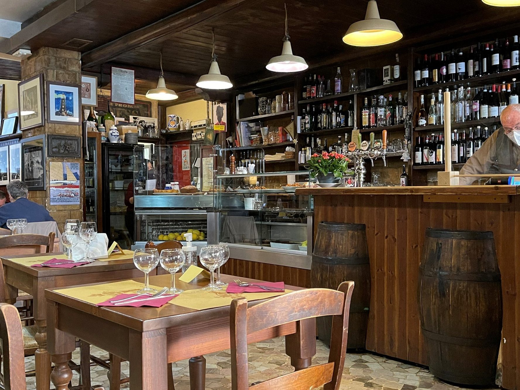 Street food and taverns in the historic center: L’Anfora