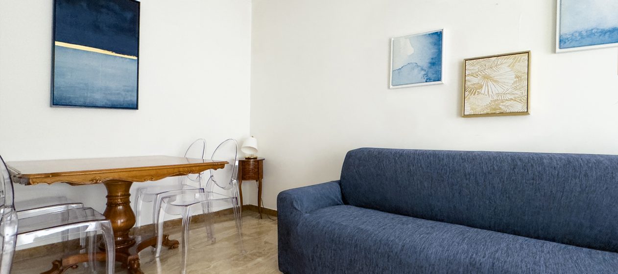 Zona giorno con tavolo allungabile, divano letto, smart TV, tapparelle elettriche, con accesso alla terrazza in Appartamento Albertina Padova Italy