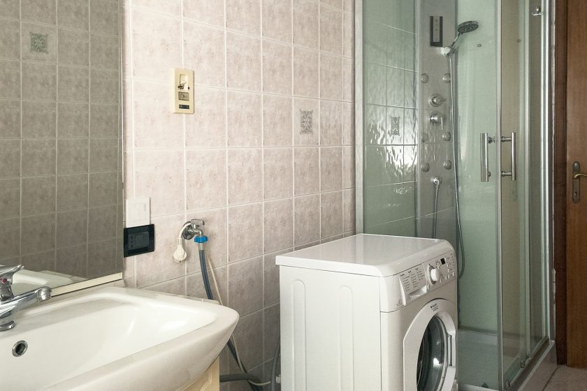 Bagno finestrato dotato di doccia idromassaggio, lavatrice, phon, specchiera
