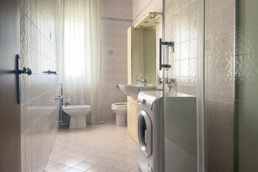 Il bagno spazioso e finestrato con doccia e lavatrice in Appartamento Albertina ApartmentsPadova