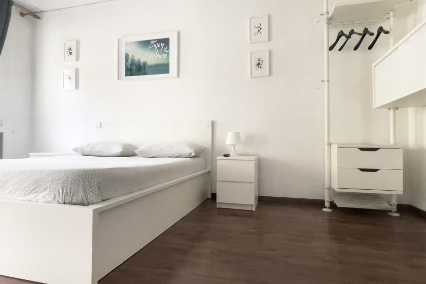 La camera matrimoniale di Appartamento Albertina a Padova, con smart TV appendiabiti e specchiera