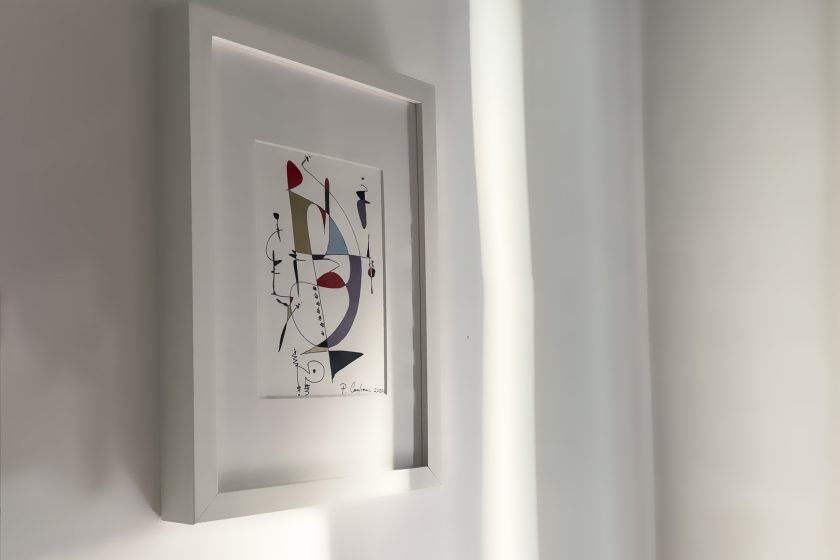 L'Appartamento Albertina è decorato con quadri astratti con dettagli dorati, come in questo dipinto di Paolo Camporese