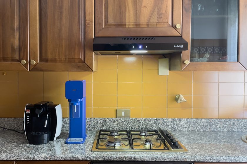 La cucina di Appartamento Albertina Padova Italy è attrezzata con forno, piano cottura, e frigorifero, macchina per caffè espresso, gasatore per l’acqua e bollitore