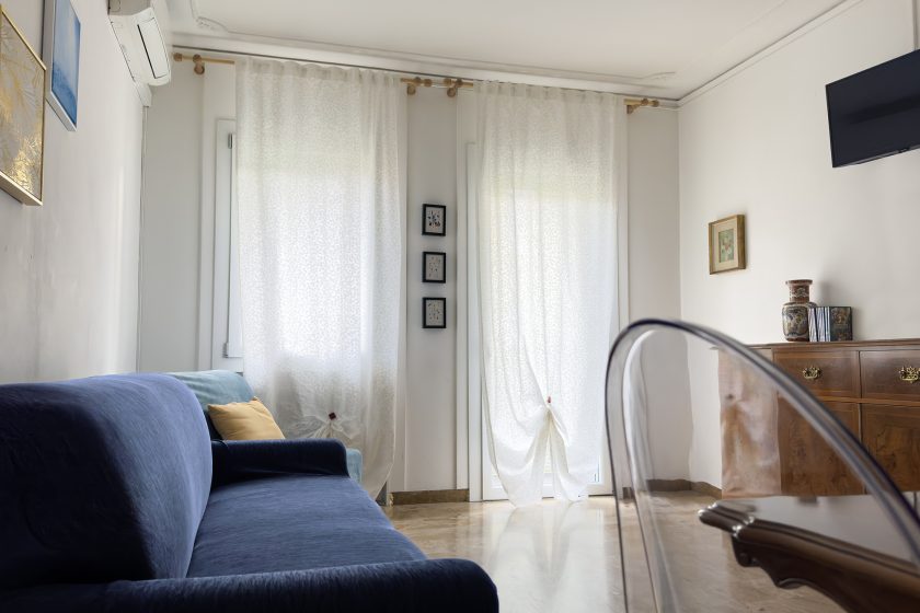 La sala della casa per vacanze Appartamento Albertina a Padova centro con tavolo allungabile, divano letto e poltrona letto, smart TV, tapparelle elettriche e accesso a una delle due terrazze