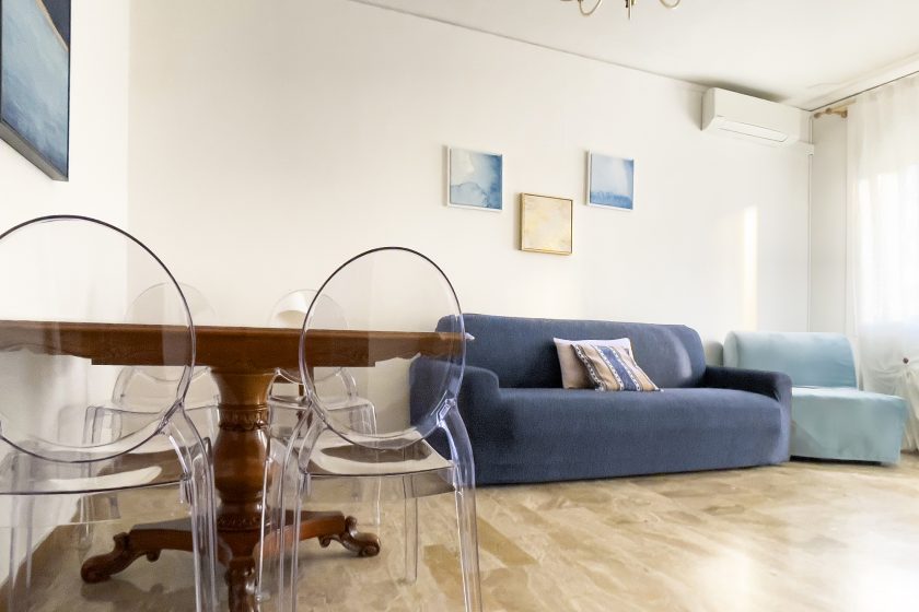 la sala della casa per vacanze Appartamento Albertina a Padova presenta un divano letto, una poltrona letto, un tavolo da pranzo allungabile, il televisore a schermo piatto, tapparelle elettriche e accesso alle terrazze. Tutto con uno stile classico moderno