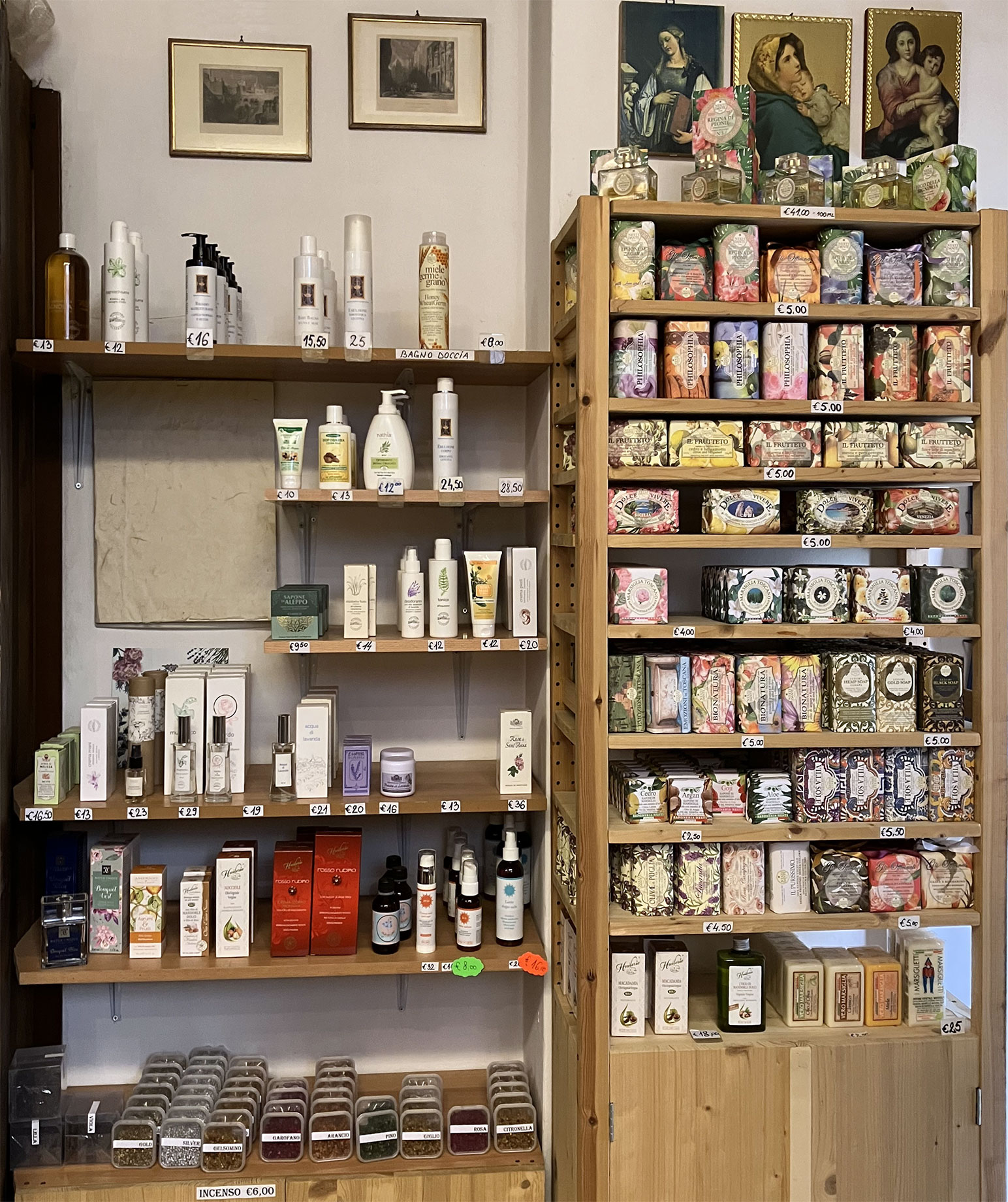 Basilica-di-Santa-Giustina-inside-shop