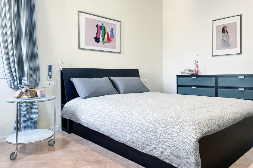Camera matrimoniale moderna in affitto breve a Padova Italy con comodo letto king size, armadio, poltrona letto aggiuntiva