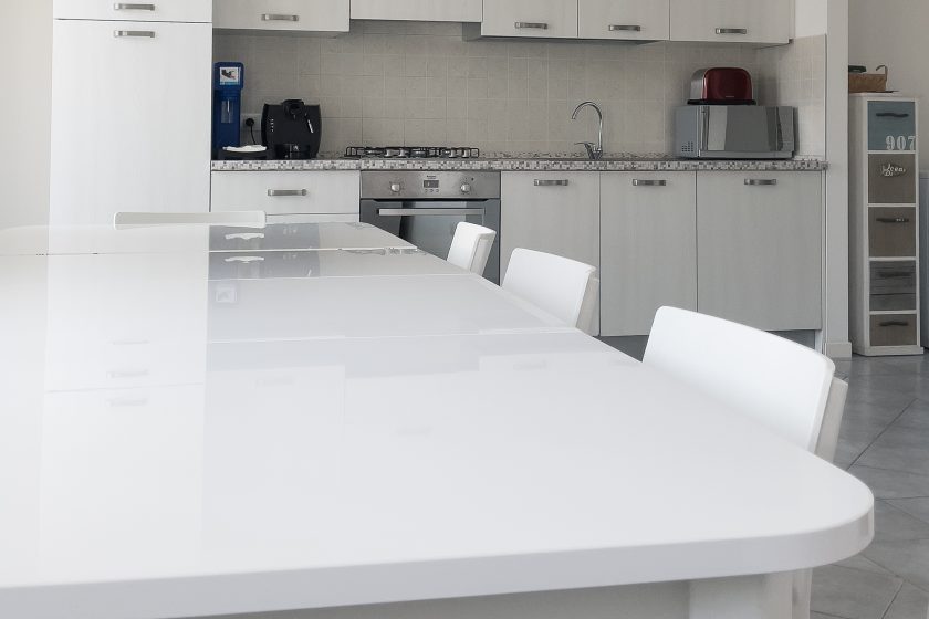 Tavolo da pranzo allungabile in cucina attrezzata e moderna ad Appartamento Le Cupole fino a 8 persone