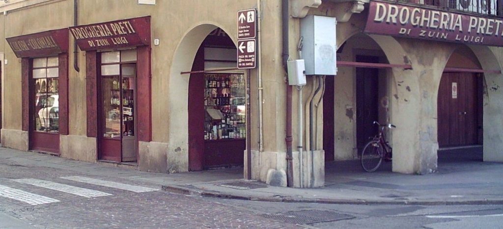 Vista delle vetrine della bottega storica Drogheria Preti