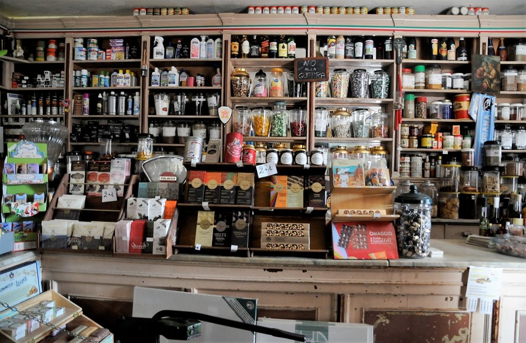 l'interno della bottega storica Drogheria Preti