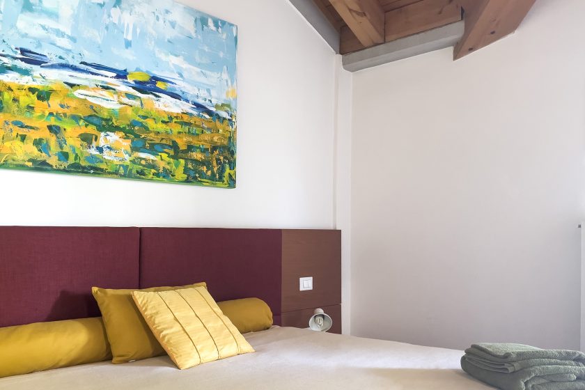 Camera da letto e dettagli dell'arredamento nell'appartamento turistico Primo, ad ApartmentsPadova