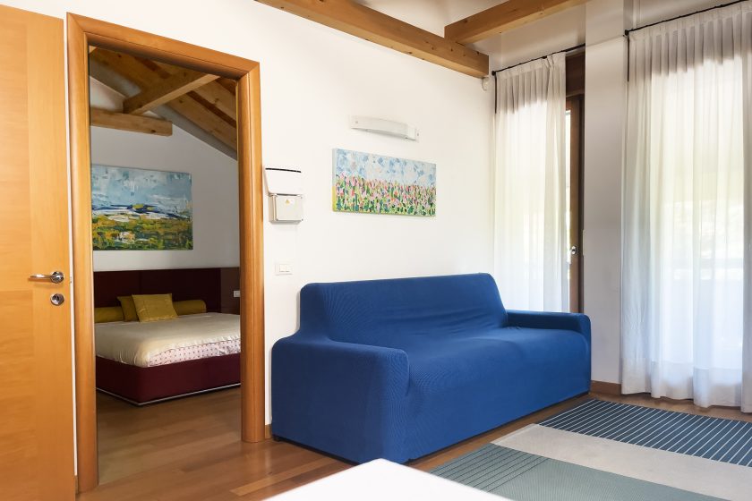 La camera di appartamento Primo a Padova con letto matrimoniale e il divano letto matrimoniale in sala