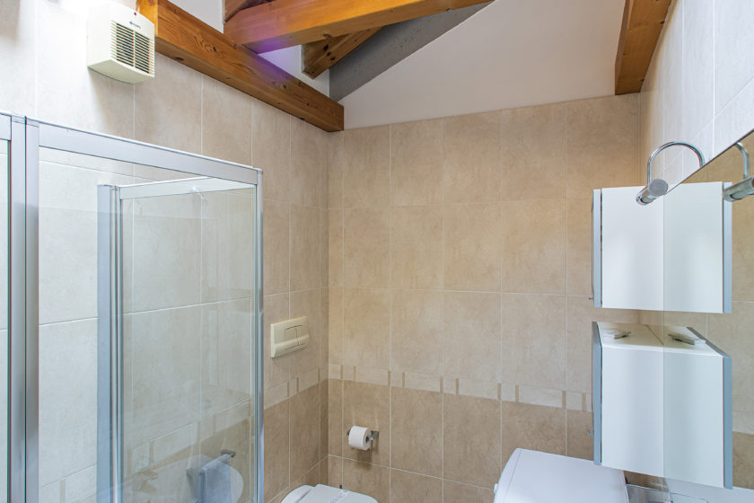 Bagno completo con lavatrice, doccia e vasca e sanitari sospesi in Appartamento Primo a Padova