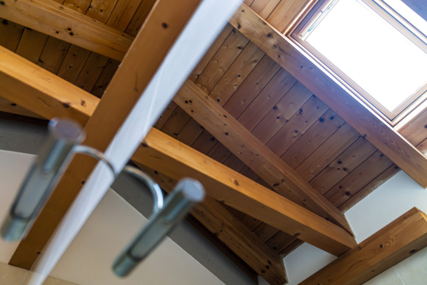 Le travi a vista in salotto di Appartamento Primo a Padova