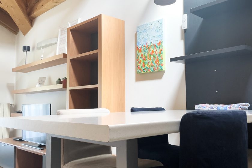 La moderna zona giorno di Appartamento primo, con tavolo e parete attrezzata con smart TV in sala