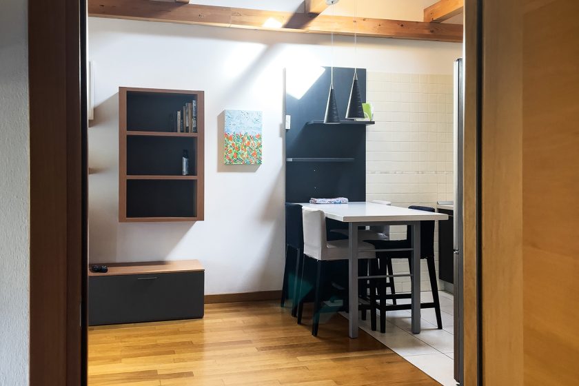 Vista del soggiorno dalla camera da letto. I quadri di Marco Meggiolaro impreziosiscono le pareti della casa vacanze Appartamento Primo a Padova, vicino al centro e ai complessi ospedalieri