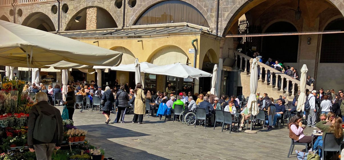 piazza-delle-erbe-tavolini-e-scalinata